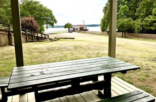 Zwolle House | Spacious Triplex Cabin with Lake View & Fishing Pier, Shared Outdoor Deck, Near Zwolle, LA
