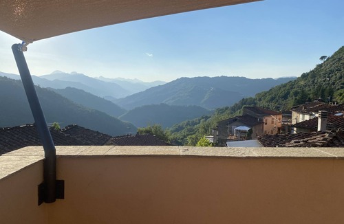 Benabbio House | Spacious Tuscan townhouse with large roof terrace