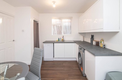 Brierley Hill House | Spacious Two-Bed House with Parking and Garden