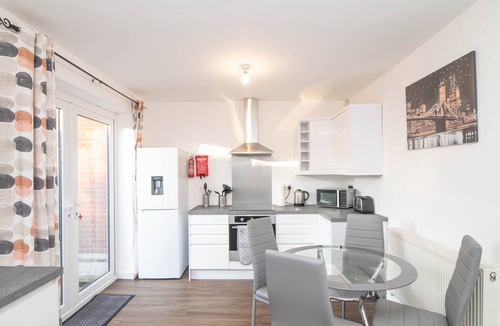 Brierley Hill House | Spacious Two-Bed House with Parking and Garden