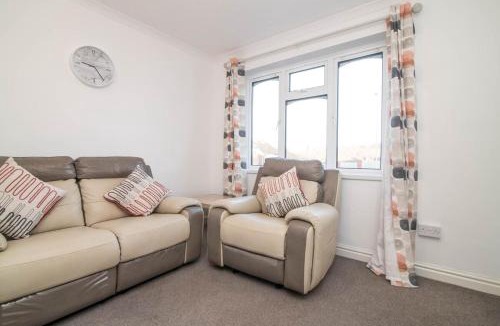 Brierley Hill House | Spacious two bed house with parking and garden