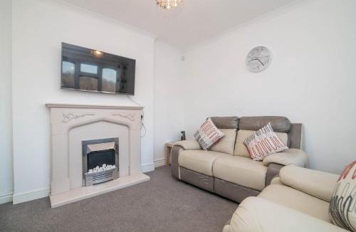 Brierley Hill House | Spacious two bed house with parking and garden
