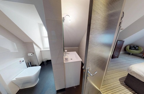 Harrogate City Centre Apartment | Spacious Two-Bedroom Apartment Near Town - Full Kitchen & WiFi Included