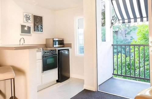 Norma Triangle House | Spacious Unit! Classic Reunion at the Rooftop Poolside Bar w/LA Skyline View