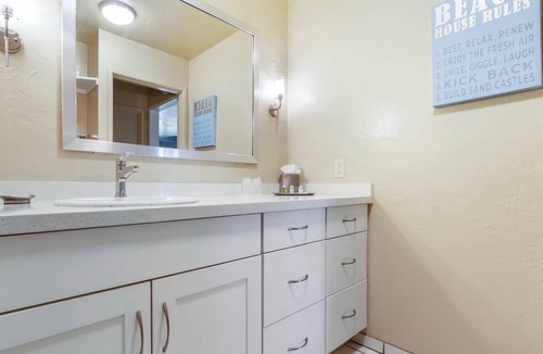 Wailua Hotel | Spacious Unit with Full Kitchen, Free Parking, Outdoor Swimming Pool!
