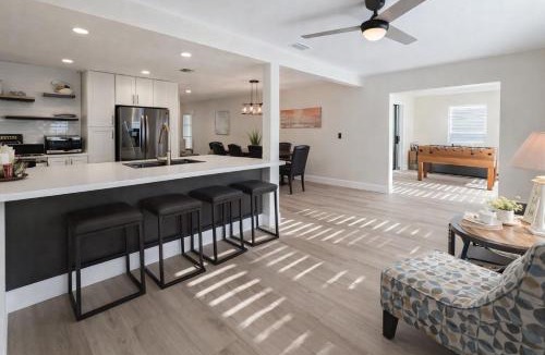 South Venice House | Spacious Upadated 2 King Beds Pets Welcome With Large Private and Fenced Yard Minutes to Beaches