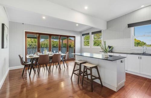 Wellers Hill House | Spacious upper 3BR Family Home in Quiet Tarragindi