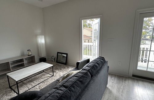 Faubourg Lafayette House | Spacious upper unit in walking distance to the parade route
