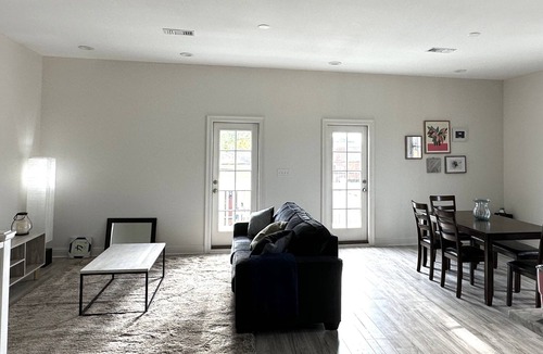 Faubourg Lafayette House | Spacious upper unit in walking distance to the parade route