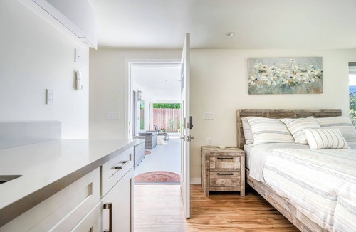 La Crescenta-Montrose House | Spacious Contemporary Private 2-Suite Retreat in La Crescenta-Sleeps 2–4