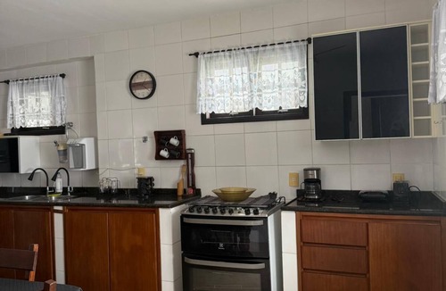 Piratininga House | Spacious vacation home for 10 people with pool 200 meters to the beach