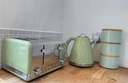 Leicester City Centre House | Spacious Victorian for 10 across Royal Infirmary
