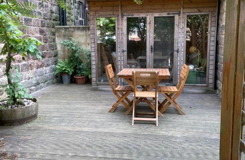 Harrogate House | Spacious Victorian Townhouse near HCC with off street parking