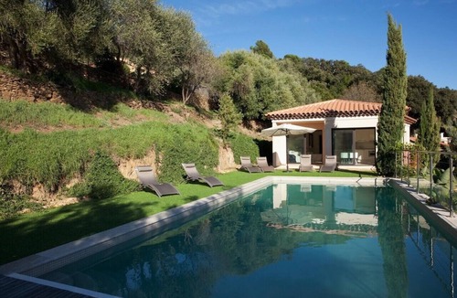 Bormes-Les-Mimosas Villa | Spacious villa with sea view and heated pool