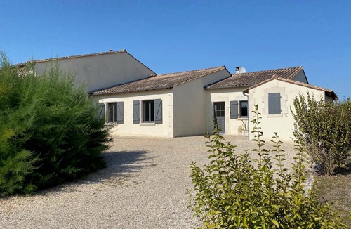 Chalais Villa | Spacious villa Le Charme with heated pool, 4 bedrooms sleeping 9, Airco & WiFi