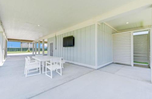 Galveston House | Spacious Villa Walk to Beach