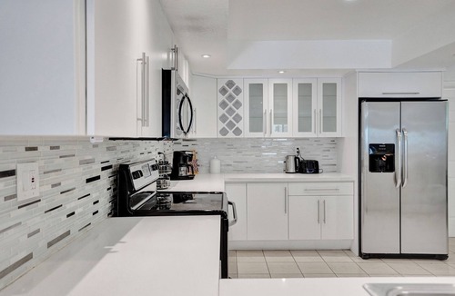 Hollywood Hills Villa | Spacious Villa with Heated Pool, Trampoline, BBQ, Air Hockey