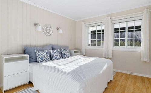 Kjpmannskjr Villa | Spacious villa with heated pool and stunning view