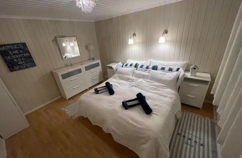 Kjpmannskjr Villa | Spacious villa with heated pool and stunning view