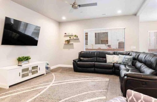 Hurricane House | Spacious Villa with Lazy River, Pool & Hot Tub