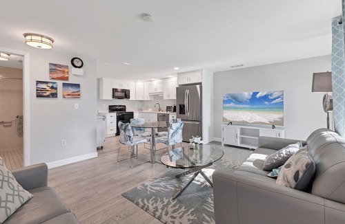 Sarasota Villa | Spacious Villa with Lush Tropical Garden Very Close to Siesta Key!
