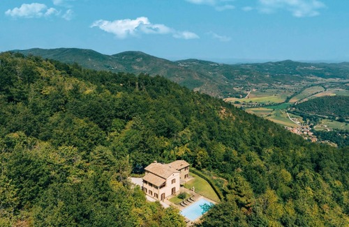Lisciano Niccone Villa | Spacious Villa with Private Pool, Stunning Views, and Watersports