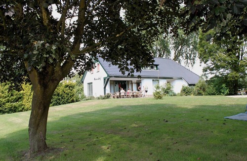 Herpen House | Spacious villa with private cinema, wellness
