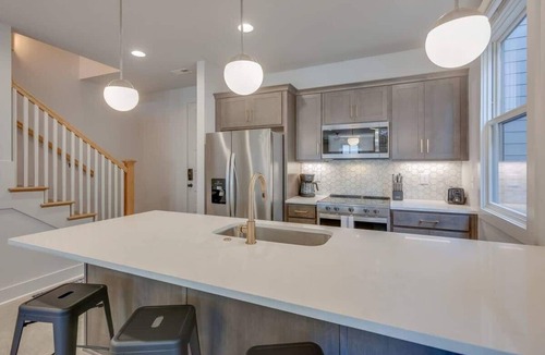 Greenwood House | Spacious & Walkable East Nash Designer Twin Homes | Sleep 20 with Smart TVs, Workspaces & Fast WiFi | 2 Garages & Full Kitchens | Walk to Mas Tacos, 10 Min to Broadway | 24 Hr Hospitality