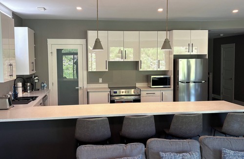 Bedford House | Spacious Walkout Garden-Level Floor W Full Kitchen
