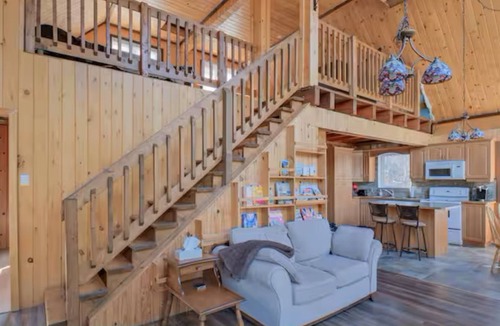 Mont-Saint-Michel Ski Chalet | Spacious waterfront Chalet - Navigable Lake