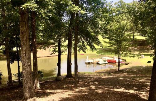 Zwolle House | Spacious Waterfront Cabin with Stocked Pond Views & Resort Amenities near Zwolle, Louisiana