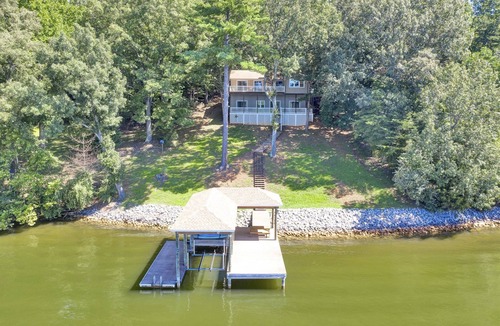 Goodview House | Spacious waterfront house w/deck, fire pit & grill, dog-friendly