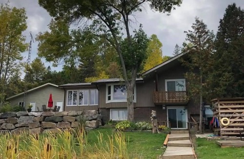 Monetville House | Spacious Waterfront in the French River