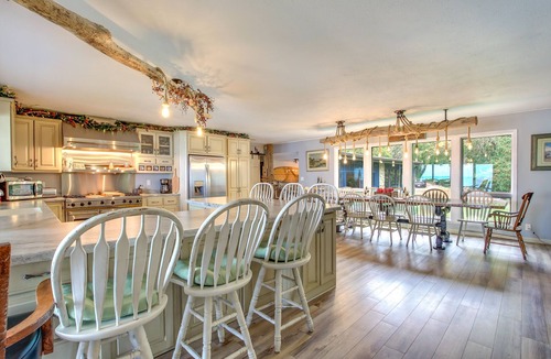 Green Bay House | Spacious Waterfront Retreat Near UW-Green Bay