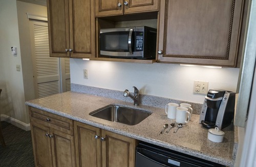 West Yarmouth Resort | Spacious waterfront townhouse at Cove at Yarmouth