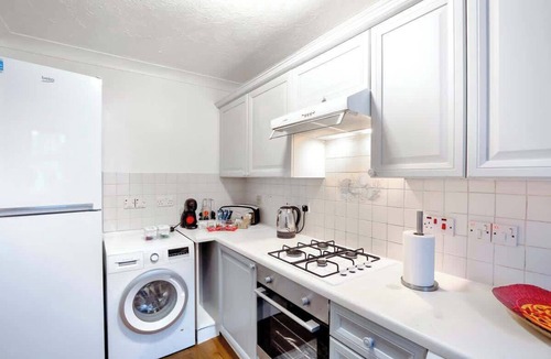 Lavender Fields House | Spacious Wimbledon House | Lovely Garden + Parking