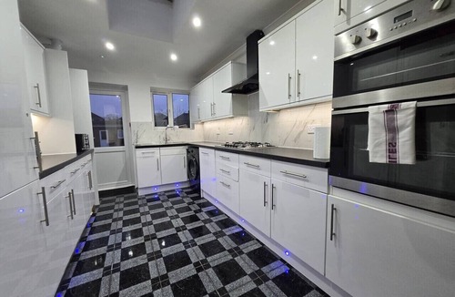 Slough House | Spacious Windsor House 5B - 4 En-Suites -Sleeps 10