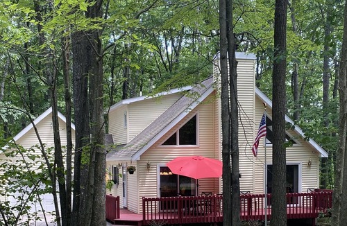 Higgins Lake Ski Chalet | Spacious wooded chalet minutes from beaches