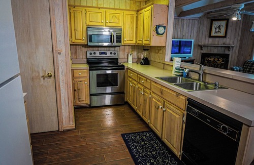 Pine Mountain Ski Chalet | Spacious wooded View chalet just miles from all local attractions!