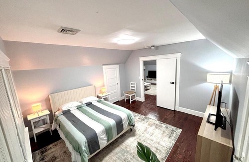 New Haven Apartment | Spacious Yale 2BR with Full Kitchen & WiFi
