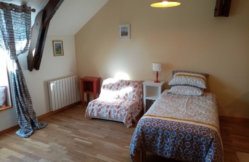 Gavray House | Spacious YELLOW room - Breakfast included