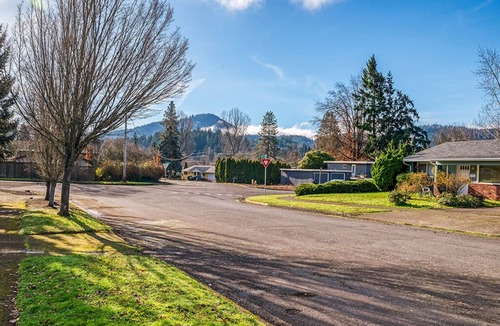 Southeast Eugene House | Spacious yet cozy 3-BR home in lovely SE Eugene near University of Oregon