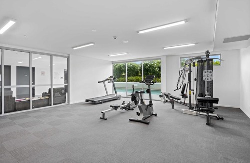 Toowong Apartment | Spaciously Bright 1-Bed Apartment