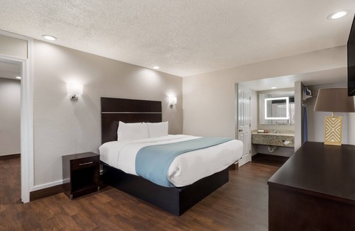 Bonanza Hotel | Spanish Trails Inn