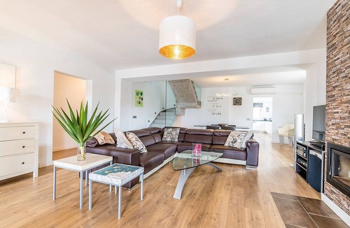 Badia Blava House | 🌴 Spanish villa with all-year wellness comfort 🌴