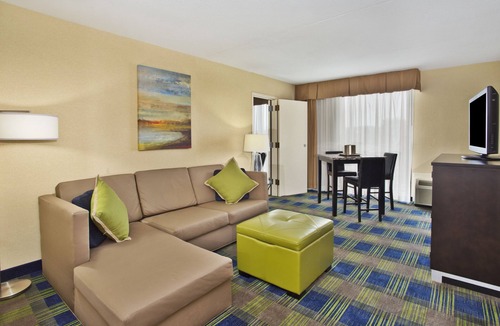 Fairlawn Hotel | Spark by Hilton Akron Fairlawn