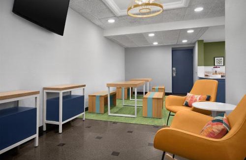 Montbello Hotel | Spark by Hilton Denver East I 70