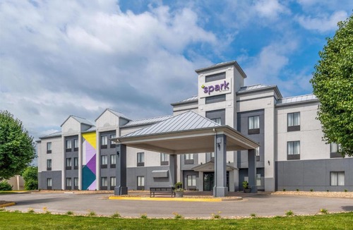 Lansing Hotel | Spark By Hilton Lansing