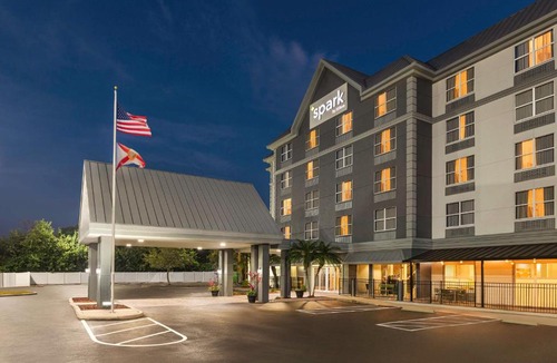 Florida Center Hotel | Spark by Hilton Orlando Universal Boulevard