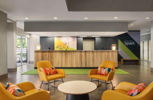 Florida Center Hotel | Spark by Hilton Orlando Universal Boulevard